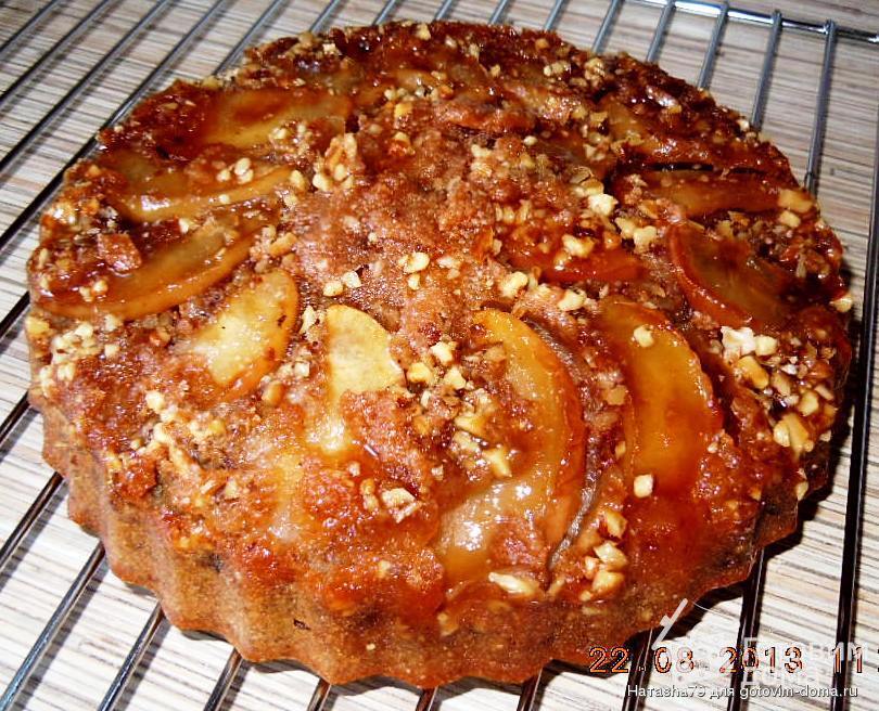 Яблочный пирог с изюмом и орехами