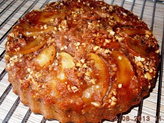Яблочный пирог с орехами, изюмом и карамелью