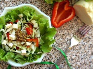 Салат из пекинской капусты, перца и адыгейского сыра