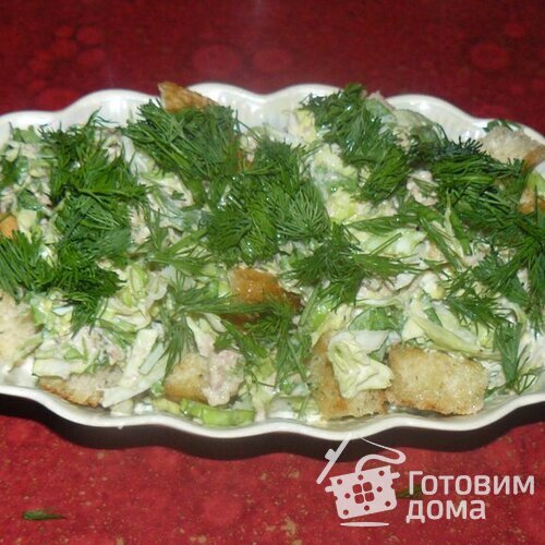 Салат с молодой капусты с тунцом и сухариками