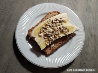Постный перекус (не сладкий с авокадо и помидорами и сладкий с вареньем и семечками)