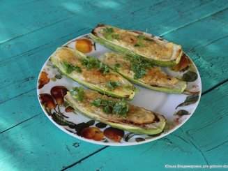 Тиквички на фурна, пълнени с яйца и сирене.
