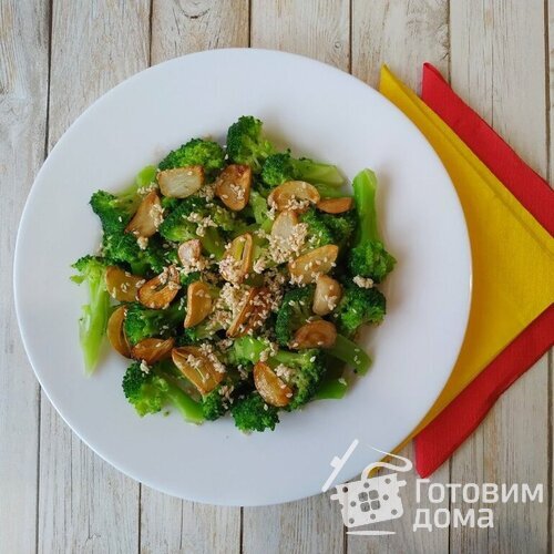 Салат из брокколи с чесночными чипсами