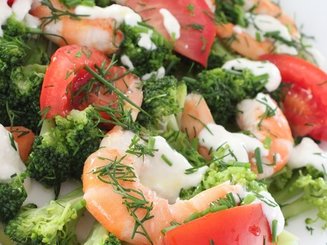 Салат "Весна у моря" с брокколи, черри и креветками