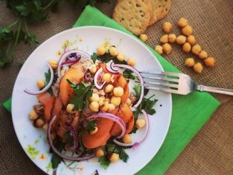 Салат с горохом нут, тунцом и томатами