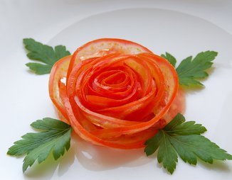 Роза из помидора
