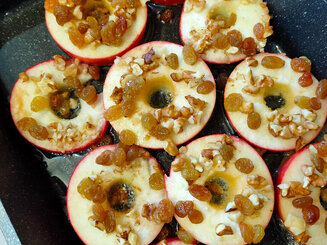 Яблочные кольца с медом, изюмом и орехами