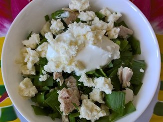 Салат с куриной грудкой и черемшой