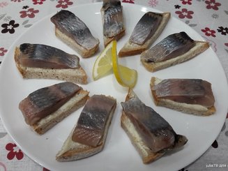 Тосты с селедкой