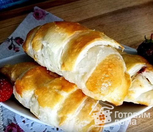 Круассаны с клубникой