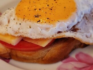 Сэндвич с сыром, помидором и яйцом