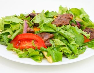 Теплый салат с говядиной и овощами