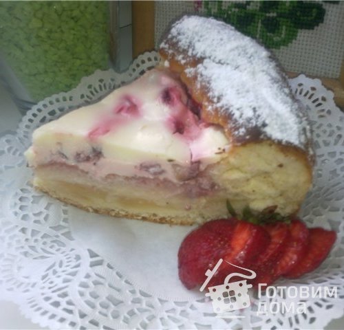 Двойной пирог (с яблоками и клубникой)