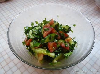 Салат из помидор с огурцами - что может быть нового?