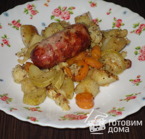 Запеченные колбаски с овощами