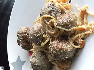 Фрикадельки в сырном соусе с беконом