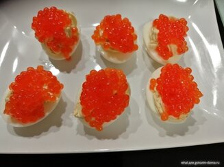 Яйца фаршированные красной икрой