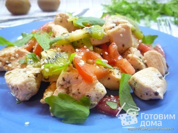 Салат с курицей, киви и помидором фото к рецепту 2