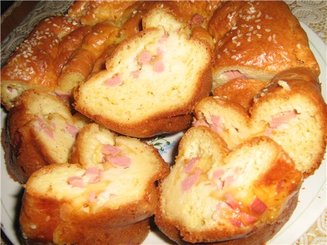 Заливной пирог с колбасой и сыром