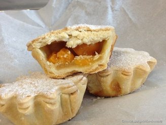 Маленькие пирожные с физалисом