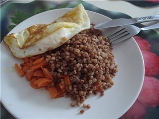 Гречка с морковью и яйцом
