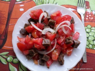 Хлебный салат с помидорами и луком