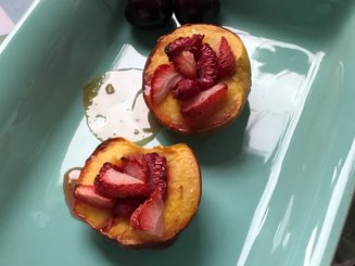 Нектарины, запеченные с ягодами и орешками
