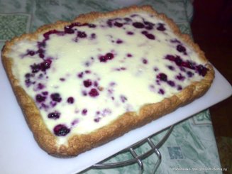 Пирог-сметанник с ягодами