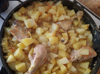 Картошка, тушенная с курицей