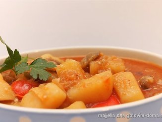 Картофельное рагу с баклажанами и перцем