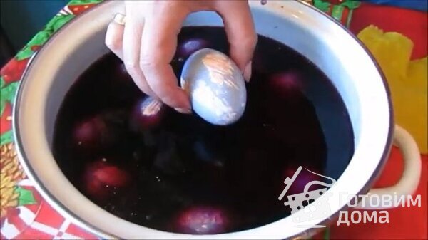 Как покрасить яйца на Пасху красной капустой фото к рецепту 1