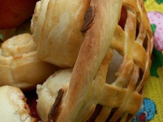 Корзинка с сахарными булочками и мармеладом