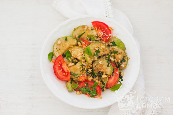 Кабачки с грецкими орехами и помидорами фото к рецепту 8