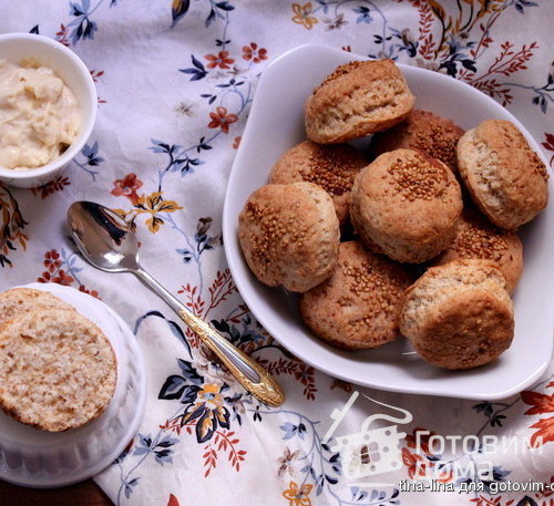 Мини сконы с кобертурой из пармезана и кунжута