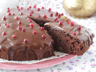 Брусничный пирог с мягкой шоколадной глазурью