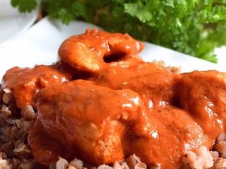 Курица в розовом соусе