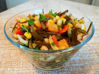 Салат с морской капустой и кукурузой