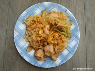 Капуста тушеная с мясом и кукурузой