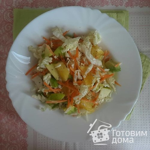 Салат с авокадо, апельсином и овощами