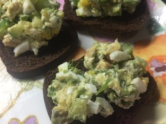 Весенний салат с авокадо, яйцом и огурцом
