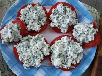 Помидоры с сыром и чесноком