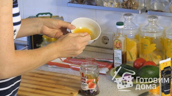Салат из помидоров, авокадо, сыра и огурцов с медово-беконной заправкой фото к рецепту 5