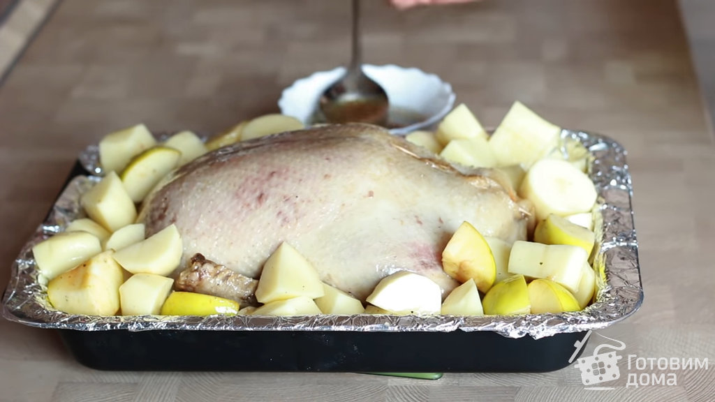 Как приготовить запеченную утку с картошкой в духовке