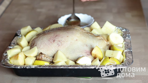 Фаршированная утка с хрустящей корочкой в духовке фото к рецепту 4