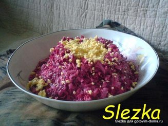 Салат "Свекольное чудо с крабовыми палочками"