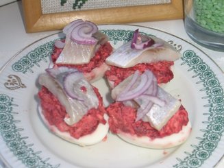 Яйца, фаршированные сельдью и свеклой