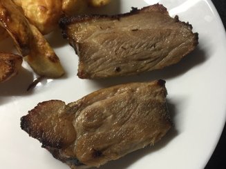 Свиная шея, запеченная с чесноком, вином и пряностями