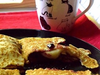 Французские блинчики с камамбером и инжирной горчицей