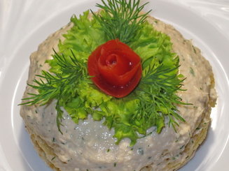 Блинный торт с муссом из лосося