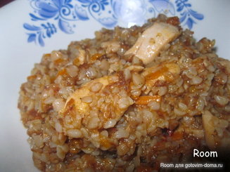 Гречневая каша с куриным филе и помидорами